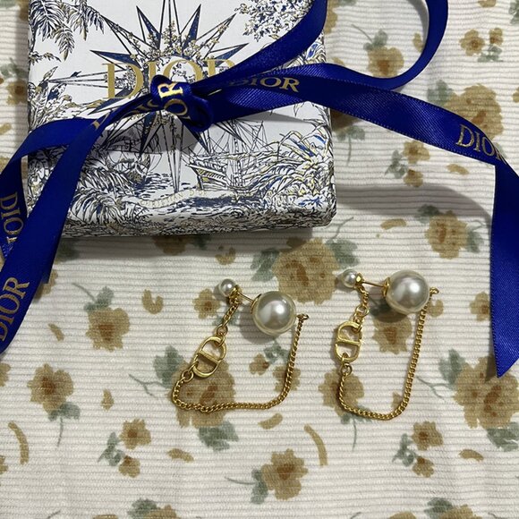 Dior Pearl Earrings - Picture 6 of 6